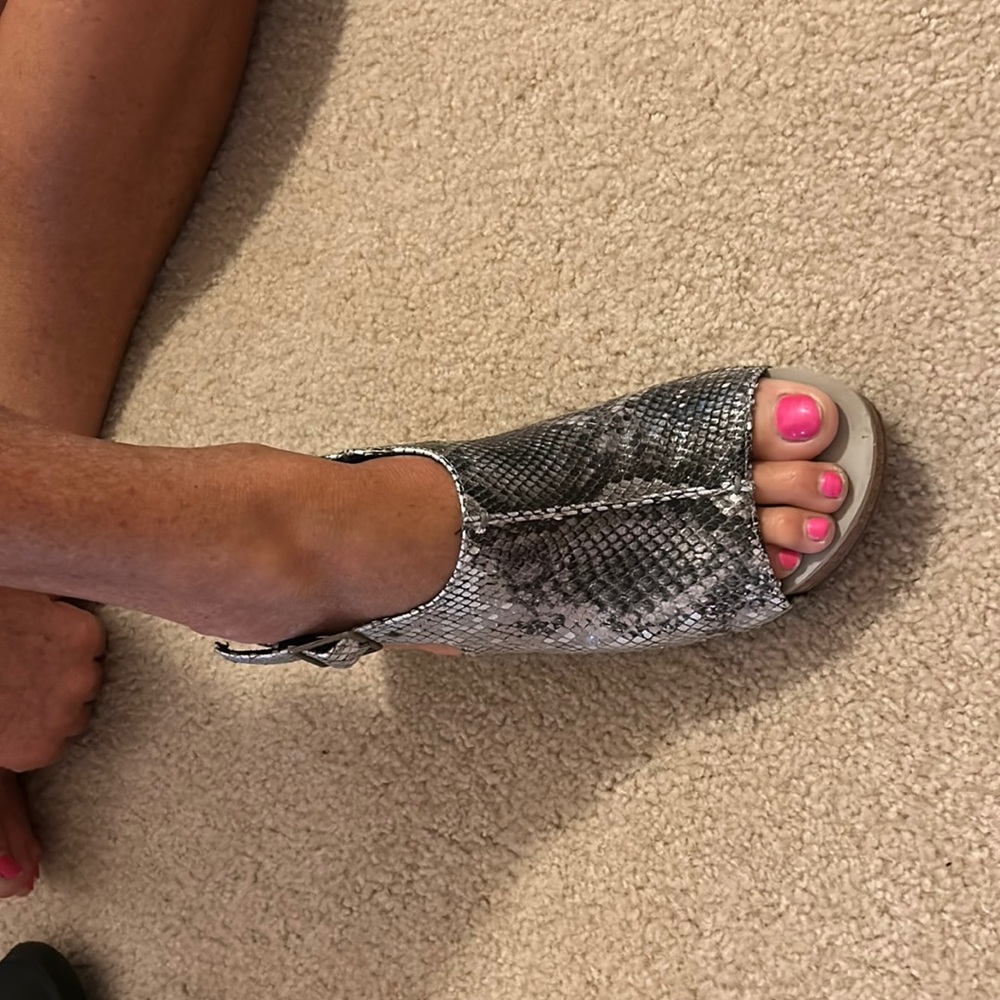Volatile snake skin wedge